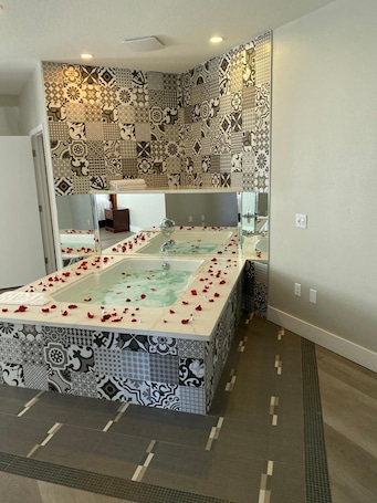 Honeymoon Room | Meja, seterika/papan seterika, Wi-fi percuma . Mid City Inn and Suites