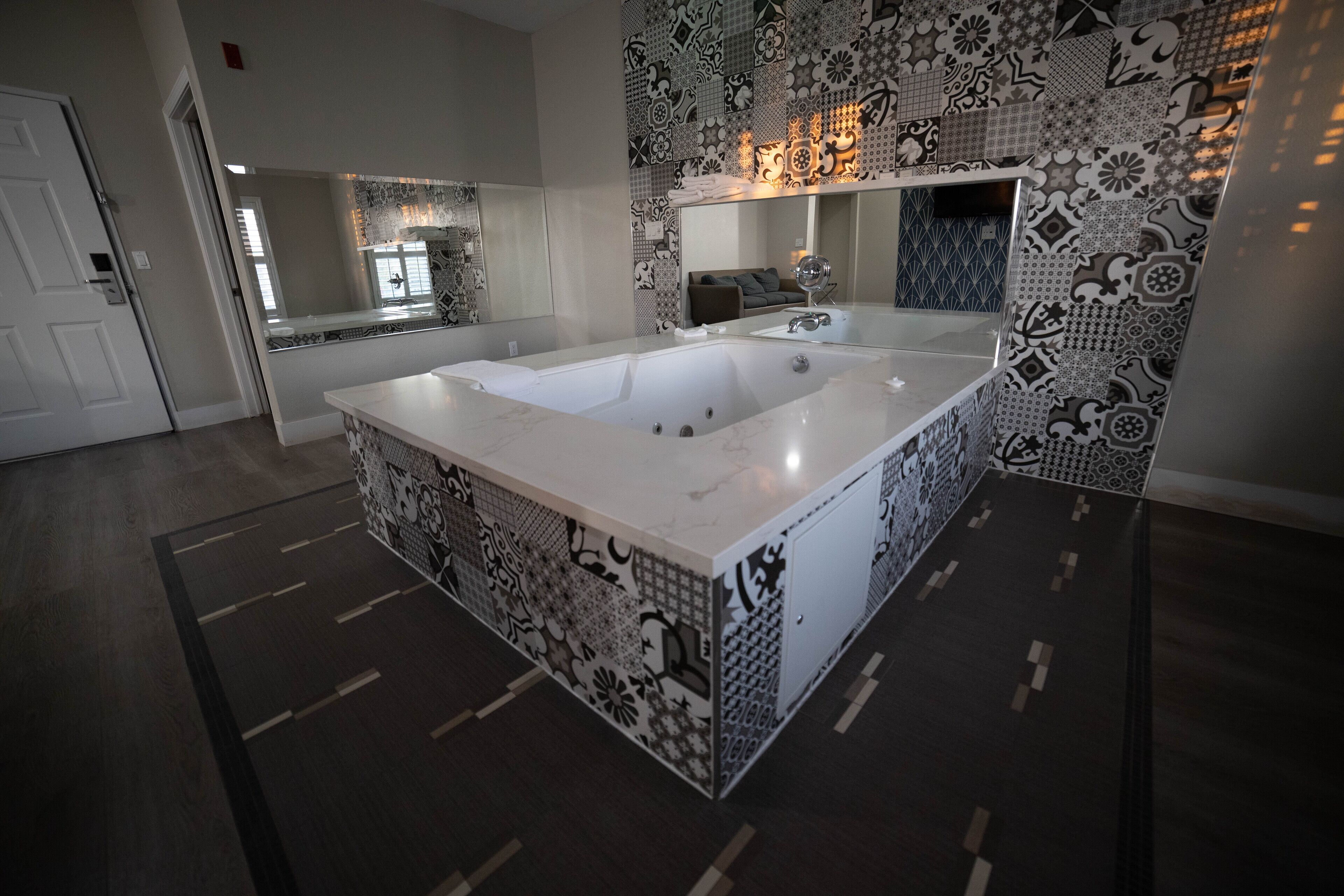 honeymoon single room | private spa tub