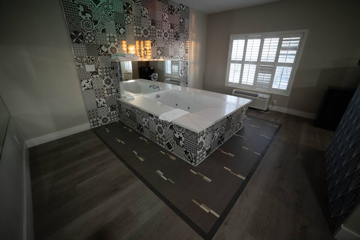 honeymoon single room | private spa tub