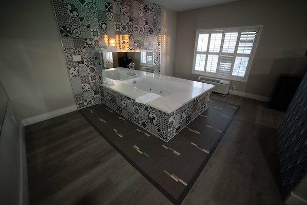 Chambre simple pour lune de miel | Baignoire à remous privée