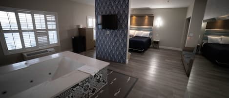 Honeymoon Single Room | Private spa tub
