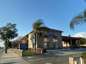 A building with a sign reading "Mid City Inn & Suites Pico Rivera". - Mid City Inn and Suites (Pico Rivera)