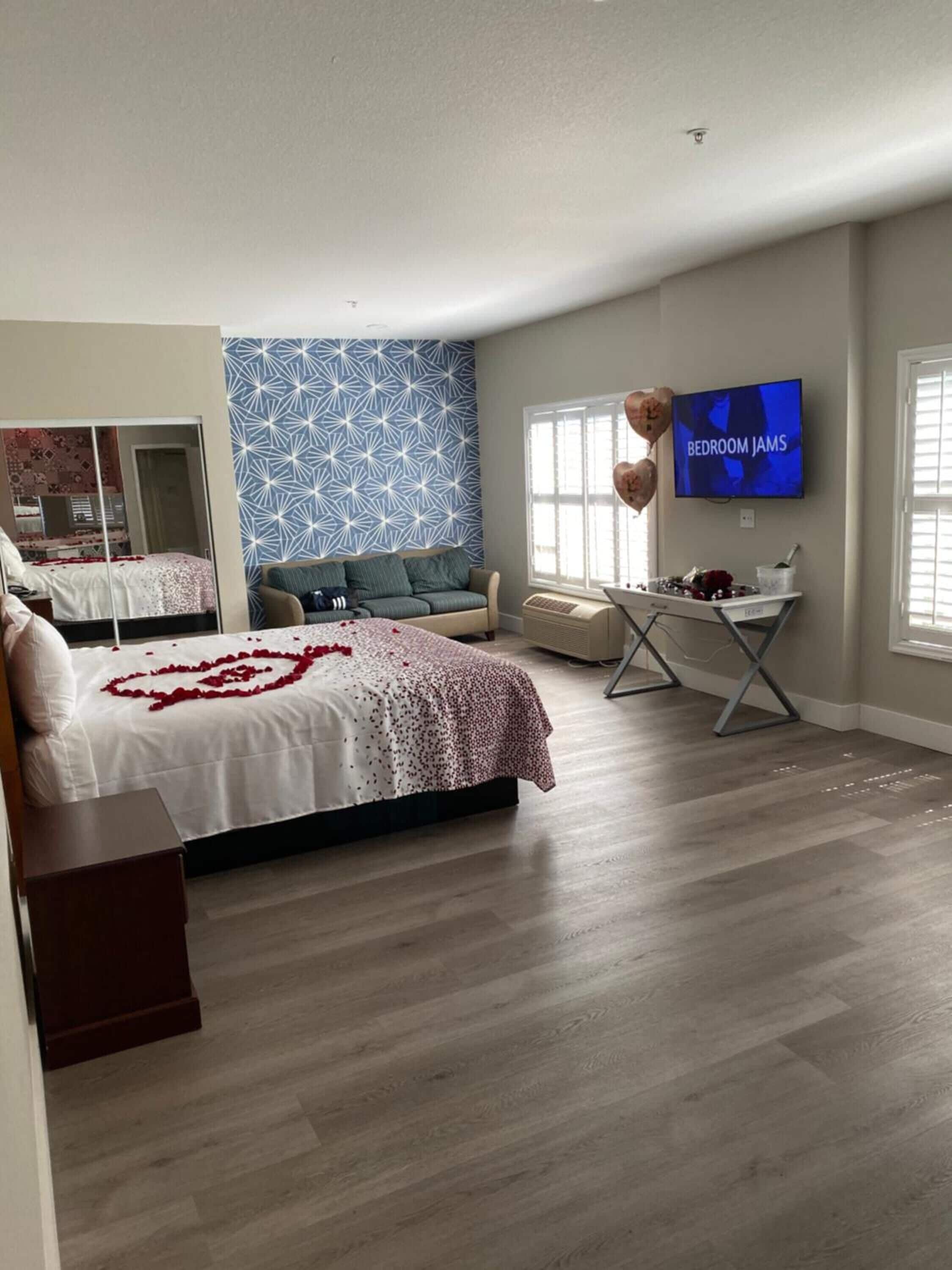 honeymoon single room | 1 bedroom, desk, iron/ironing board, free wifi