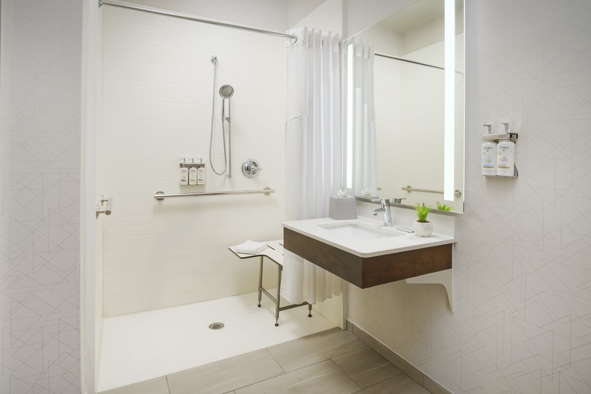 Habitación estándar, 1 cama King size, con acceso para personas discapacitadas (Roll-In Shower) | Caja de seguridad en la habitación y escritorio 
