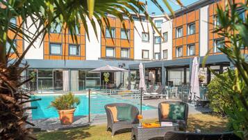 Outdoor pool, pool umbrellas, sun loungers