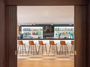 Sert le déjeuner, le dîner et l'apéritif