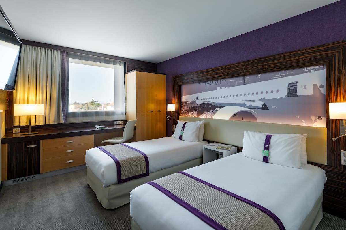 hypo-allergenic bedding, free minibar, in-room safe, desk