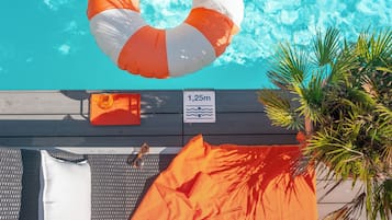 Piscine extérieure, parasols de plage, chaises longues