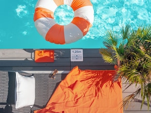 Piscine extérieure, parasols de plage, chaises longues