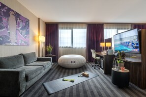 Premium Room, 1 Queen Bed (Top Floor) | 1 bedroom, hypo-allergenic bedding, free minibar, in-room safe