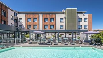 Outdoor pool, pool umbrellas, sun loungers