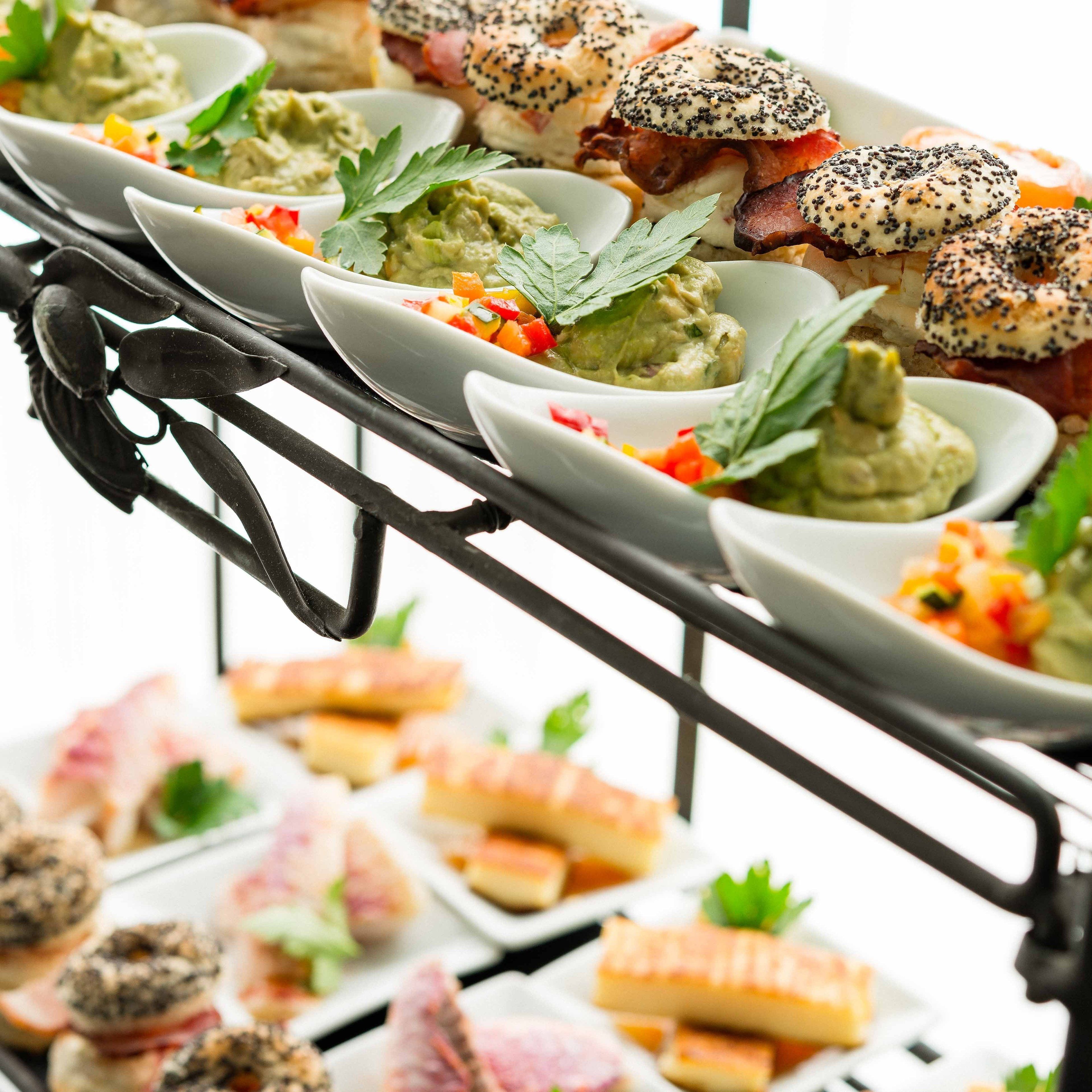 Un buffet proposant une variété de plats, notamment des sauces, des viandes et des accompagnements.
