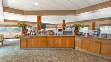 Café da manhã com buffet todos os dias (CAD 13 por pessoa)