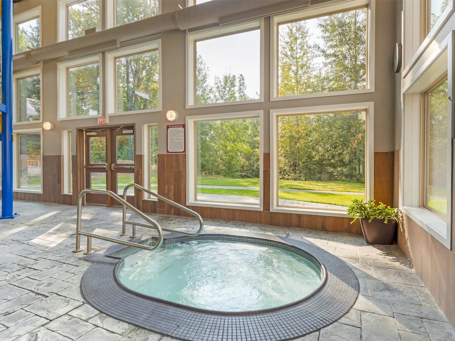 Indoor spa tub