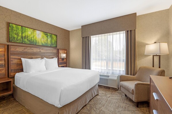 Phòng Suite, nhiều giường, không hút thuốc, tủ lạnh & lò vi sóng (2nd Floor) | Nệm có lớp đệm bông, bàn, khu vực làm việc phù hợp cho laptop