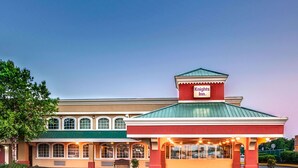 A Knights Inn hotel with a green roof, a red and beige facade, and a parking lot. - Knights Inn Mount Laurel (Mount Laurel)