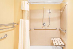 Habitación, 2 camas de matrimonio, accesible para personas con discapacidad | Baño | Ducha y bañera combinadas y artículos de higiene personal gratuitos