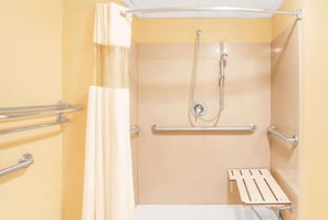 Chambre, 2 grands lits, accessible aux personnes à mobilité réduite | Salle de bain | Ensemble douche/baignoire, articles de toilette gratuits, sèche-cheveux