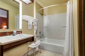 Chambre, 2 grands lits, accessible aux personnes à mobilité réduite (Tub with Grab Bars) | Salle de bain | Articles de toilette gratuits, sèche-cheveux, serviettes fournies