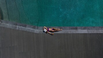 Una piscina al aire libre de temporada, sombrillas