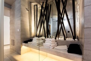 Executive Suite Outdoor Hot Tub Sea View | Premium bedding, minibar, in-room safe, individually decorated