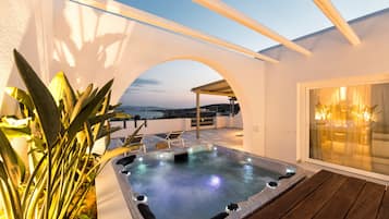 Executive Suite Outdoor Hot Tub Sea View | Premium bedding, minibar, in-room safe, individually decorated