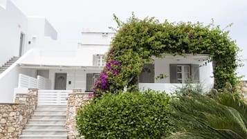 Superior Family Suite with Attic & Hot Tub | Roupas de cama premium, frigobar, cofres nos quartos
