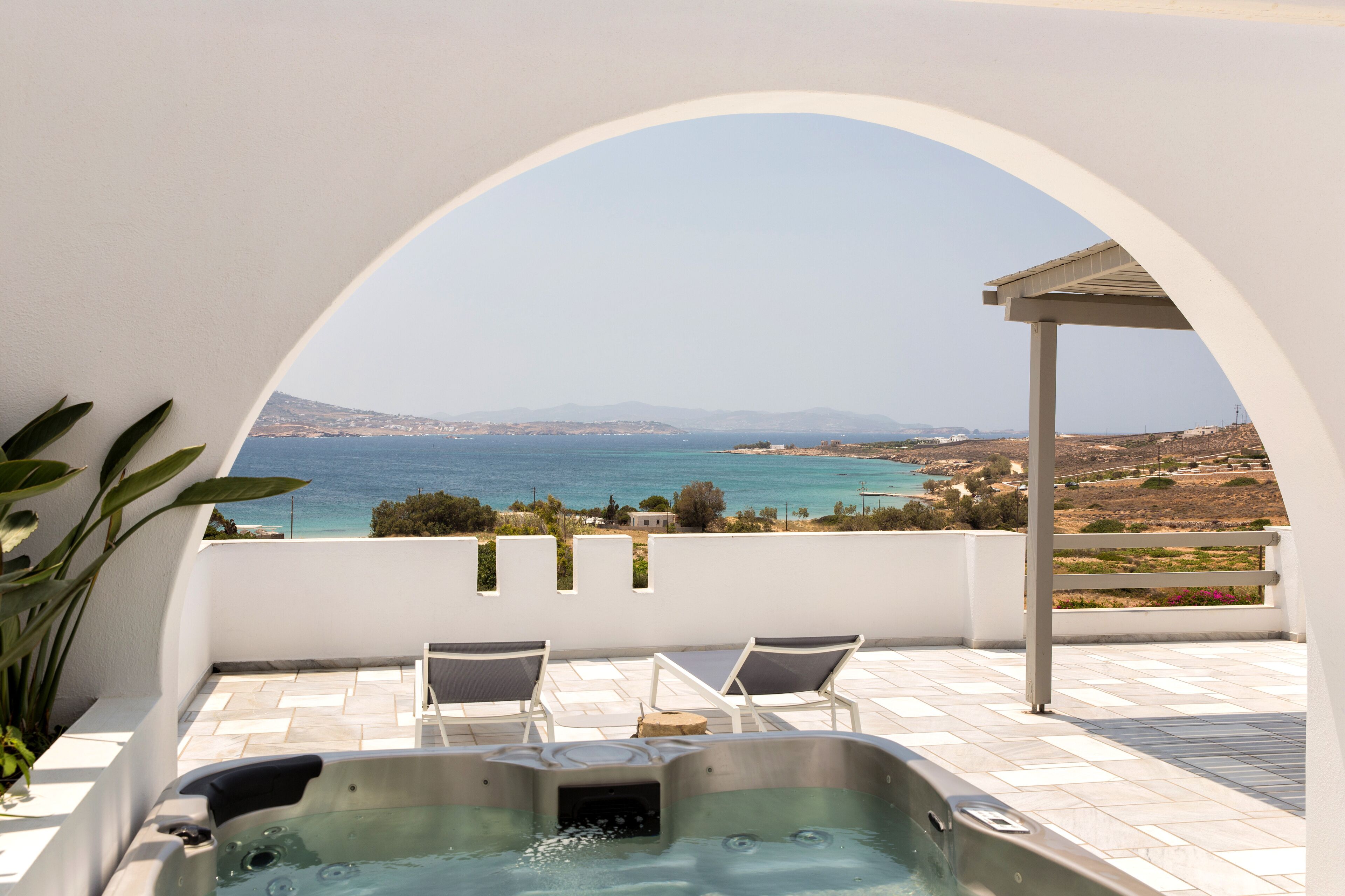 Un jacuzzi con vista al mar y a las montañas.