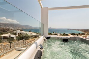 Executive Suite Outdoor Hot Tub Sea View | 1 bedroom, premium bedding, minibar, in-room safe