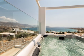 Executive Suite Outdoor Hot Tub Sea View | Premium bedding, minibar, in-room safe, individually decorated