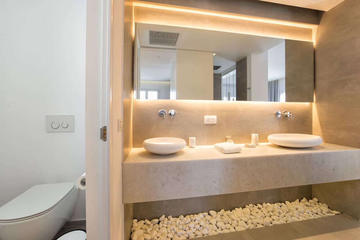 executive suite, private pool, sea view | bathroom | designer toiletries, hair dryer, bathrobes, slippers