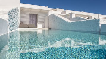 Piscina stagionale all'aperto, ombrelloni da piscina, lettini