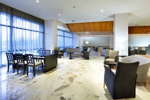 Lobby sitting area - Hotel Exe Isla Cartuja (Seville)