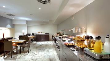 Dagelijks ontbijtbuffet (EUR 13 per persoon)