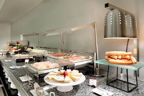 Desayuno buffet (EUR 13 por persona)