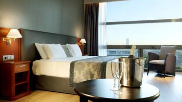 Minibar, coffres-forts dans les chambres, bureau, rideaux occultants