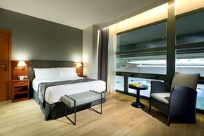 Frigobar, cofres nos quartos, escrivaninha, cortinas blackout