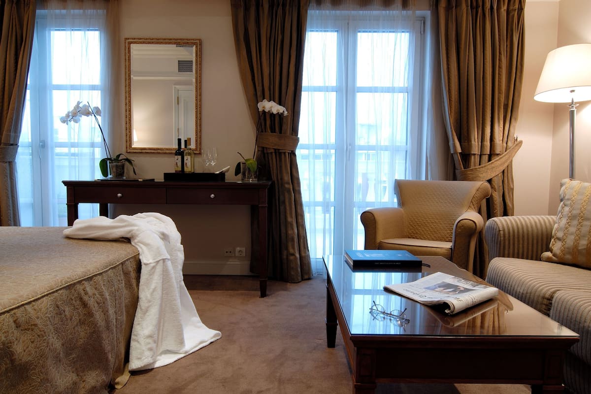 Junior Suite, Acropolis View | Living area | LCD TV