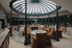 Se sirven cenas y cocina mediterránea