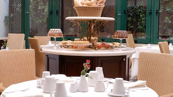 Bữa sáng buffet hàng ngày (15 EUR/mỗi người)