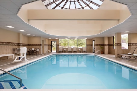 Innenpool, geöffnet von 05:30 Uhr bis 23:00 Uhr, Liegestühle. Hampton Inn Long Island-Brookhaven