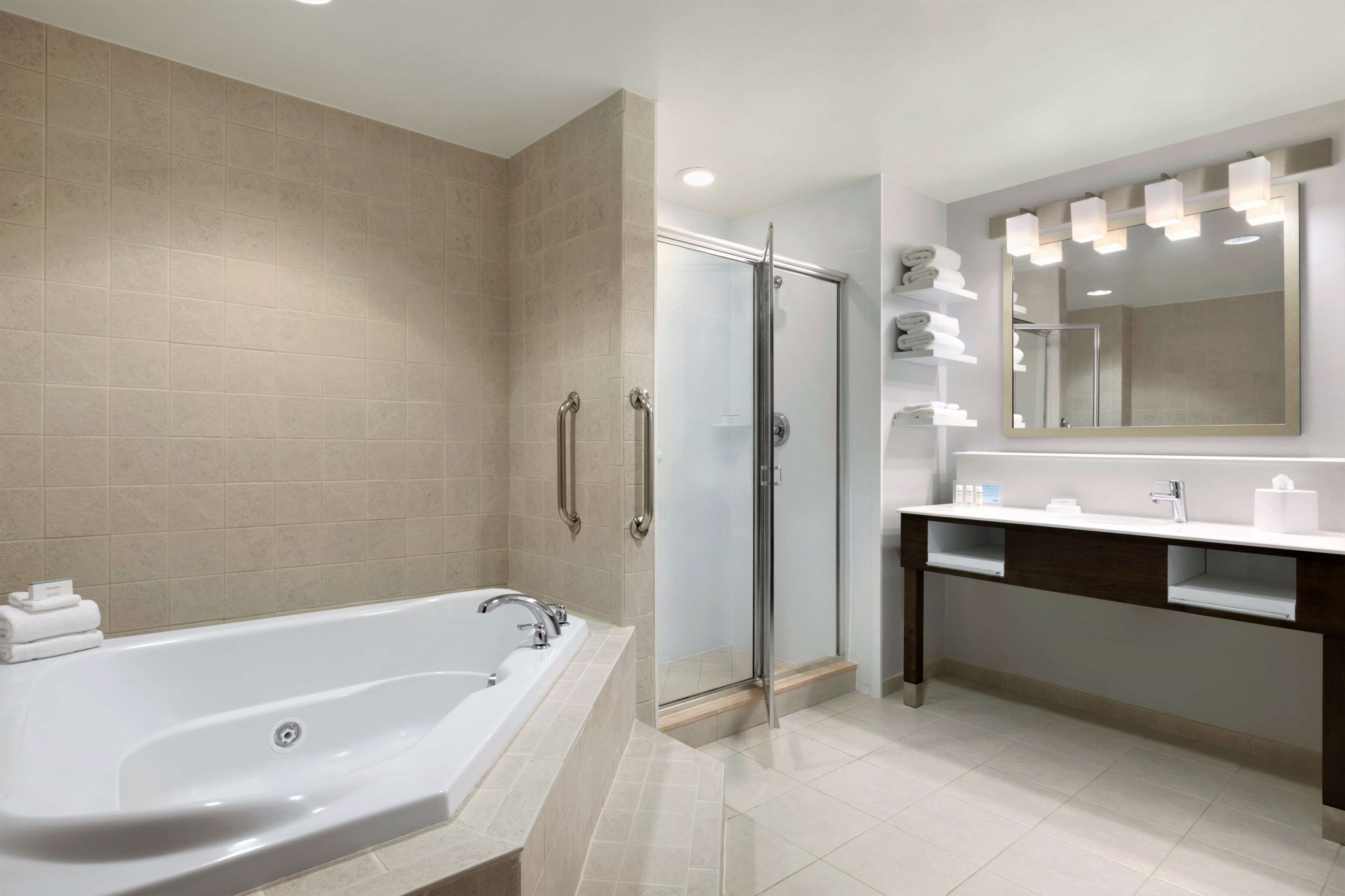 suite, 1 king bed | bathroom | combined shower/bathtub, designer toiletries, hair dryer, towels