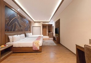 Una habitación de hotel moderna con una cama grande, televisión y un detalle decorativo en la pared.