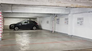 Un estacionamiento con un coche aparcado en un lugar marcado con el número 940.