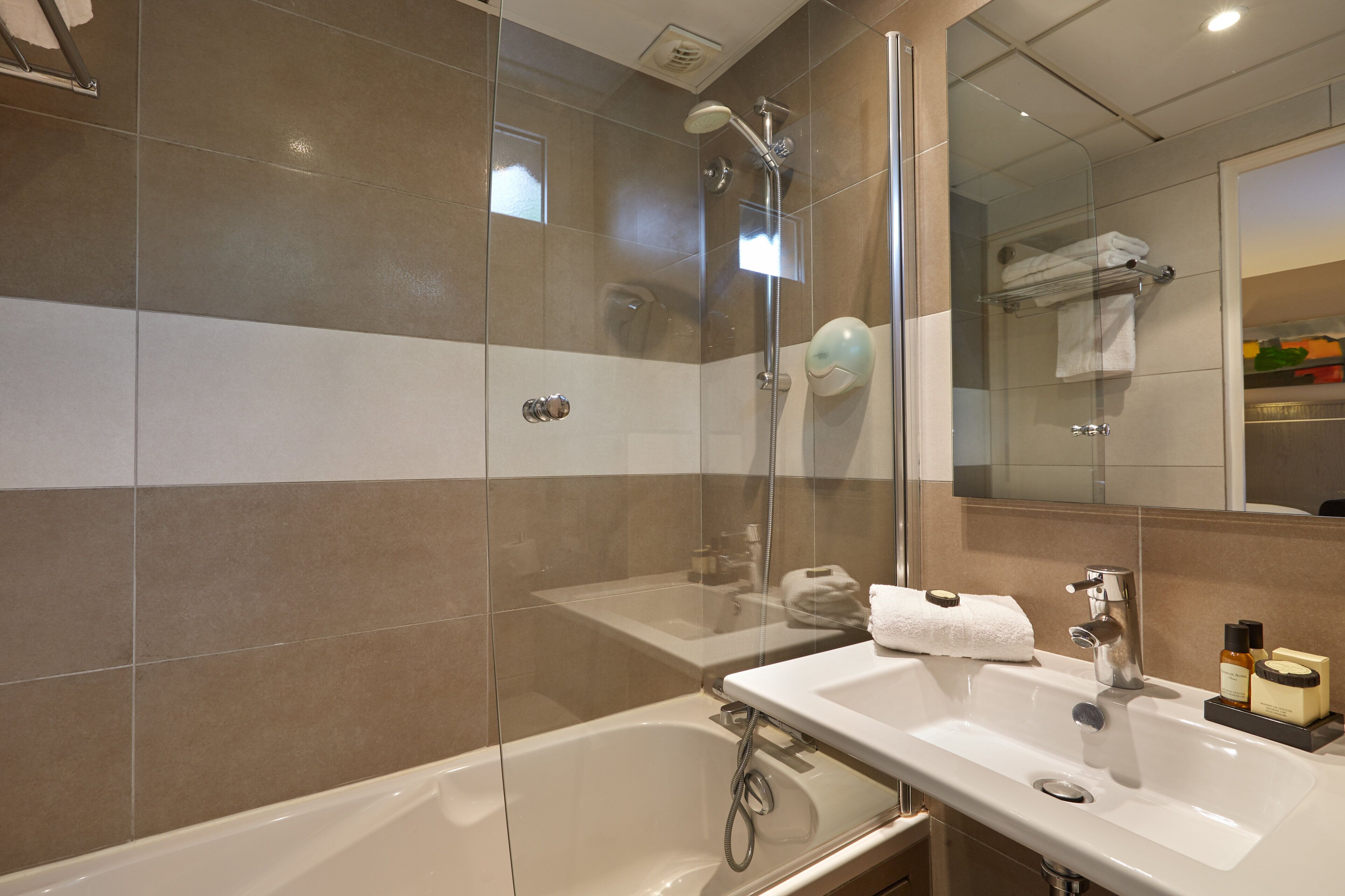 twin room | bathroom | free toiletries, hair dryer, towels, shampoo