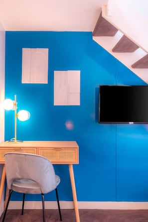 Deluxe Duplex Room | Ylelliset vuodevaatteet, työpöytä