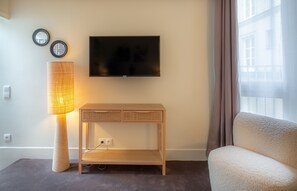 Deluxe Room | Living area | 30-inch LCD TV with digital channels, TV