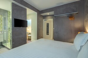 Deluxe kamer | Luxe beddengoed, een bureau, een laptopwerkplek, geluiddichte muren