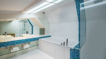 Deluxe Duplex Room | Badkamer | Gratis toiletartikelen, een haardroger, handdoeken