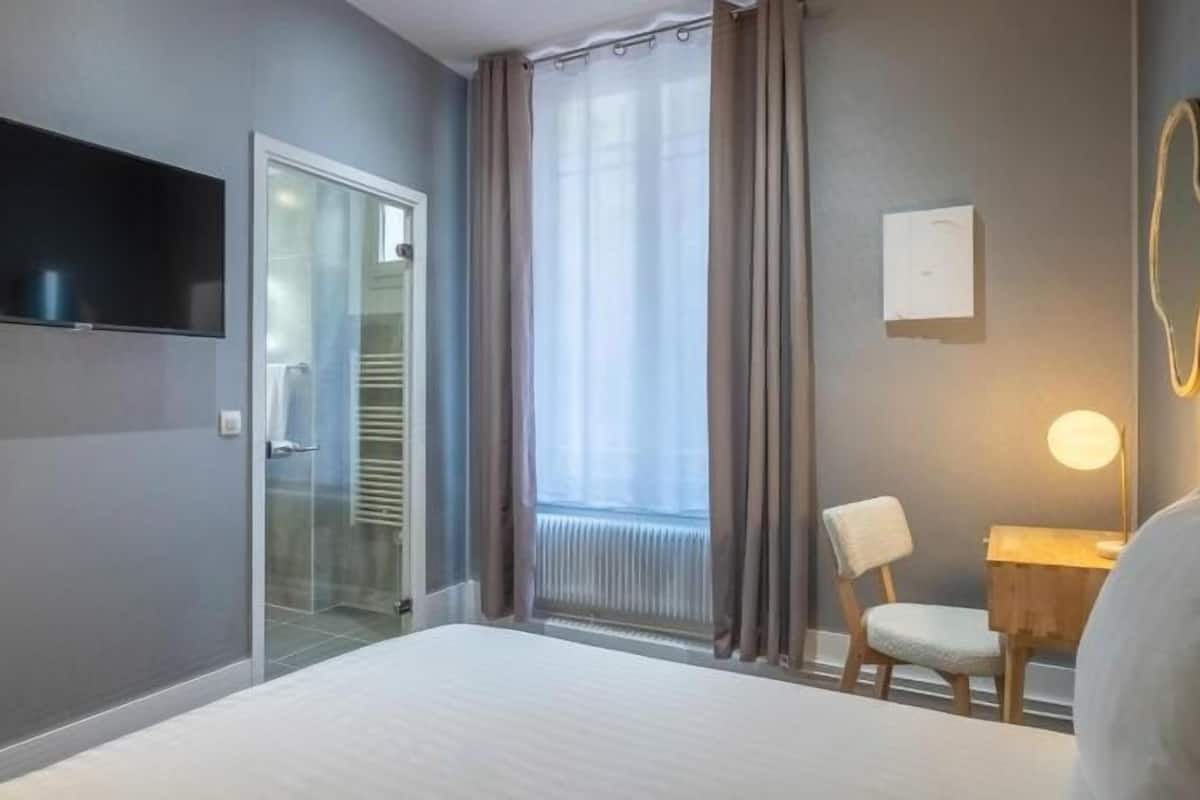 Ropa de cama de alta calidad y escritorio